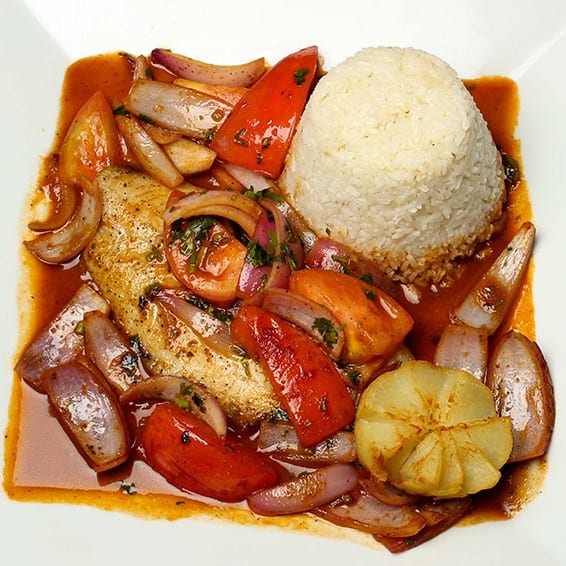 Filete de Pescado a la Chorrillana con Camarones.