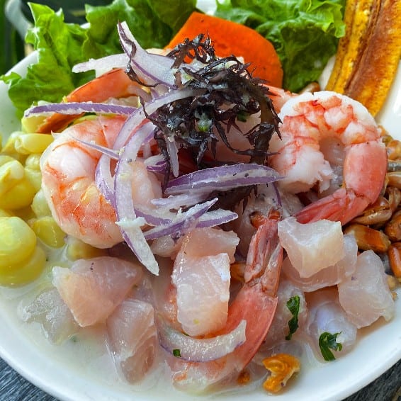Ceviche de Pescado y Camarones.