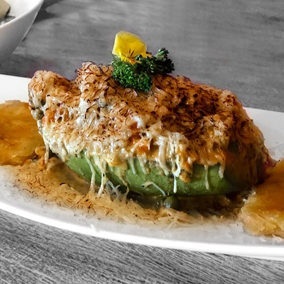 Palta Gratinada con Camarón y Cangrejo.